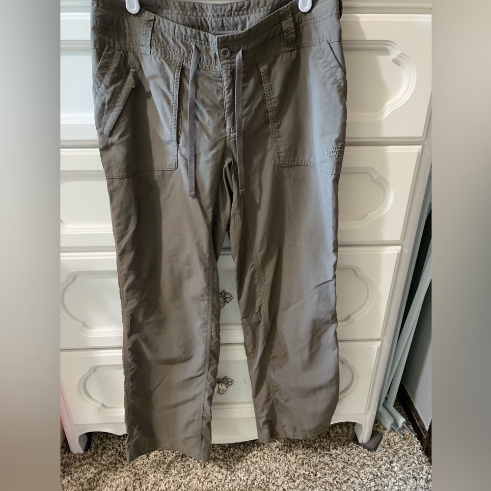 North Face Hiking Pantssize 4 roll up style GUC